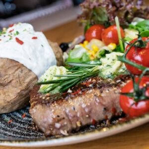 Steak mit Ofenkartoffeln